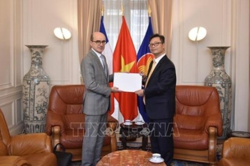 Đại sứ Việt Nam tại Pháp Trịnh Đức Hải trao bản sao Quốc thư cho Bộ Ngoại giao Pháp