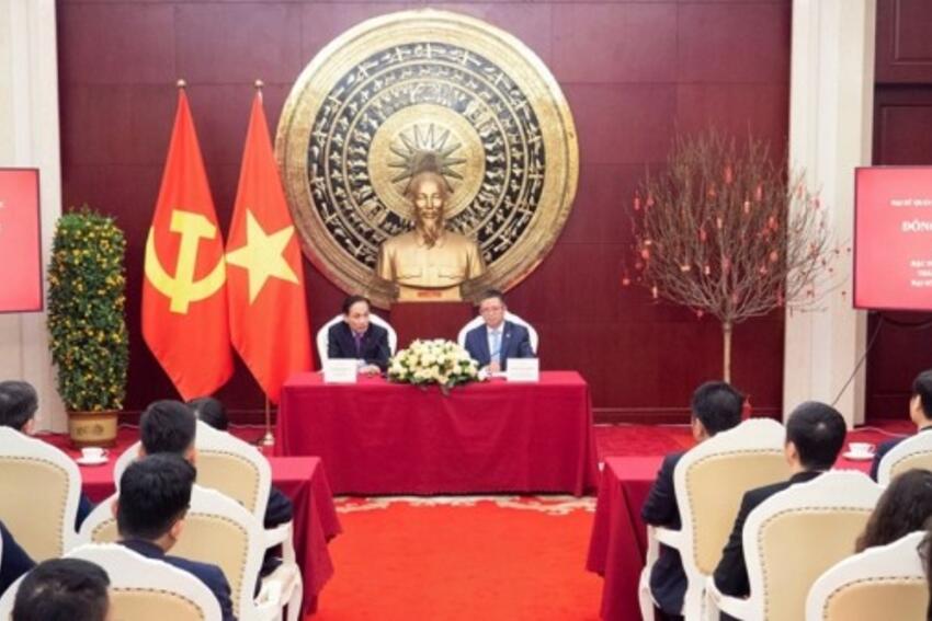 Ủy viên Bộ Chính trị, Bộ trưởng Ngoại giao Lê Hoài Trung thăm Đại sứ quán Việt Nam tại Trung Quốc