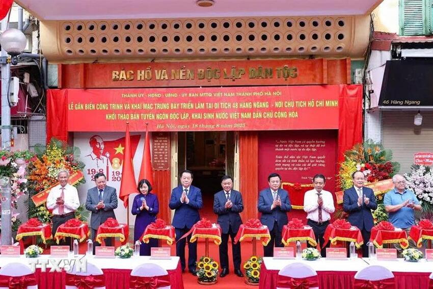 Đồng chí Ủy viên Bộ Chính trị, Giám đốc Học viện, Chủ tịch Hội đồng Lý luận Trung ương dự Lễ gắn biển công trình tại di tích lịch sử 48 Hàng Ngang - nơi Bác Hồ viết Tuyên ngôn Độc lập