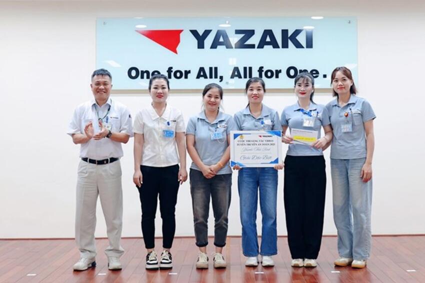 Công nhân ở Hưng Yên tham gia tuyên truyền về an toàn năm 2025