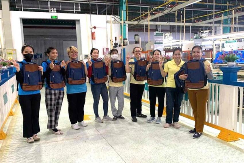 Công ty giày ở Đồng Nai tặng quà cho người lao động nhân ngày thành lập Công đoàn Việt nam