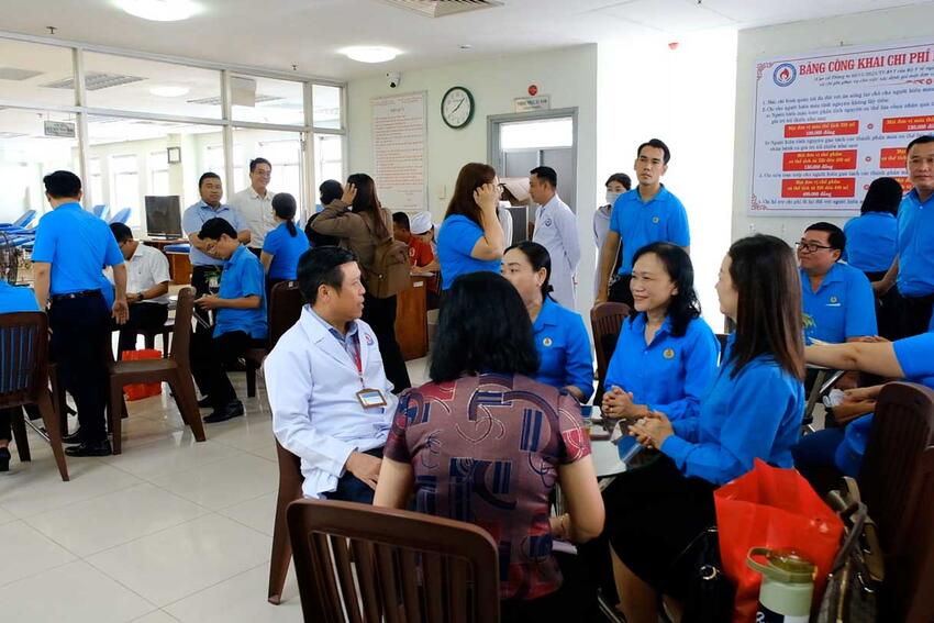 Đoàn viên, cán bộ Công đoàn Cần Thơ ngồi kín chỗ, chờ đợi hiến máu tình nguyện