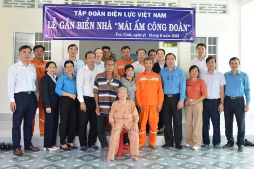 Trên 2 tỉ đồng trợ cấp cho người lao động Điện lực