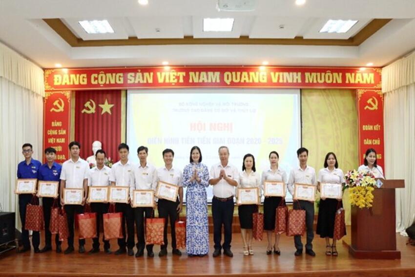 7 tập thể và 20 cá nhân điển hình tiên tiến của Trường Cao đẳng Cơ giới và Thủy lợi