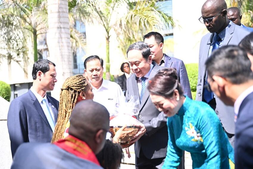 Chủ tịch Quốc hội Trần Thanh Mẫn gặp gỡ cộng đồng người Việt Nam tại Senegal