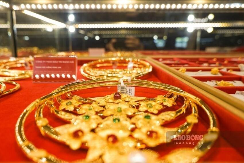 Cập nhật giá vàng sáng 17.7: Trong nước lao dốc, thế giới đảo chiều