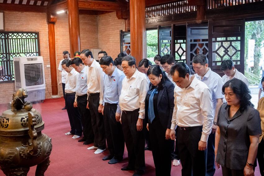 Chủ tịch Quốc hội Trần Thanh Mẫn thăm, tặng quà các gia đình chính sách, người có công với cách mạng tại Thái Nguyên