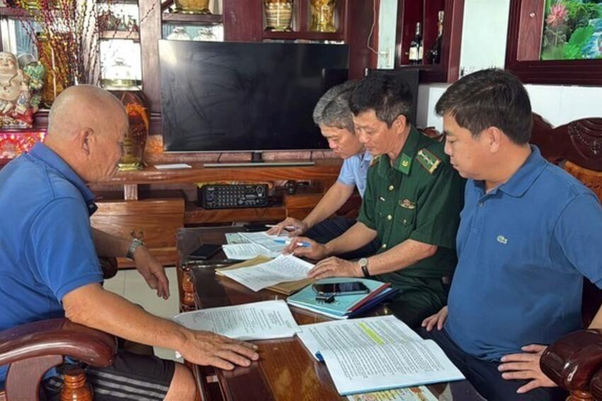 Xã Long Hải “đi từng ngõ, gõ từng nhà” làm việc với chủ tàu cá mất kết nối giám sát hành trình