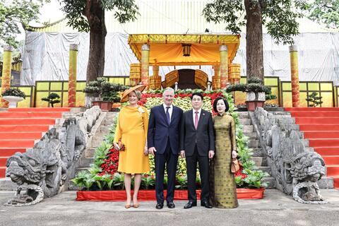 Chủ tịch nước Lương Cường và Phu nhân cùng Nhà Vua Philippe và Hoàng hậu tham quan Hoàng thành Thăng Long