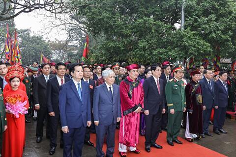 Chủ tịch nước Lương Cường lên núi Nghĩa Lĩnh dâng hương tưởng niệm các Vua Hùng