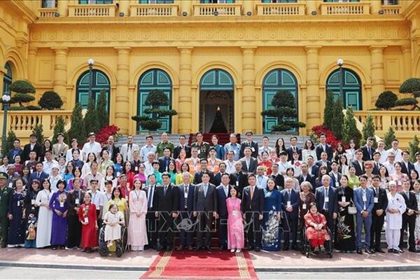 Chủ tịch nước Lương Cường gặp mặt các nhân vật trong chương trình "Việc tử tế"