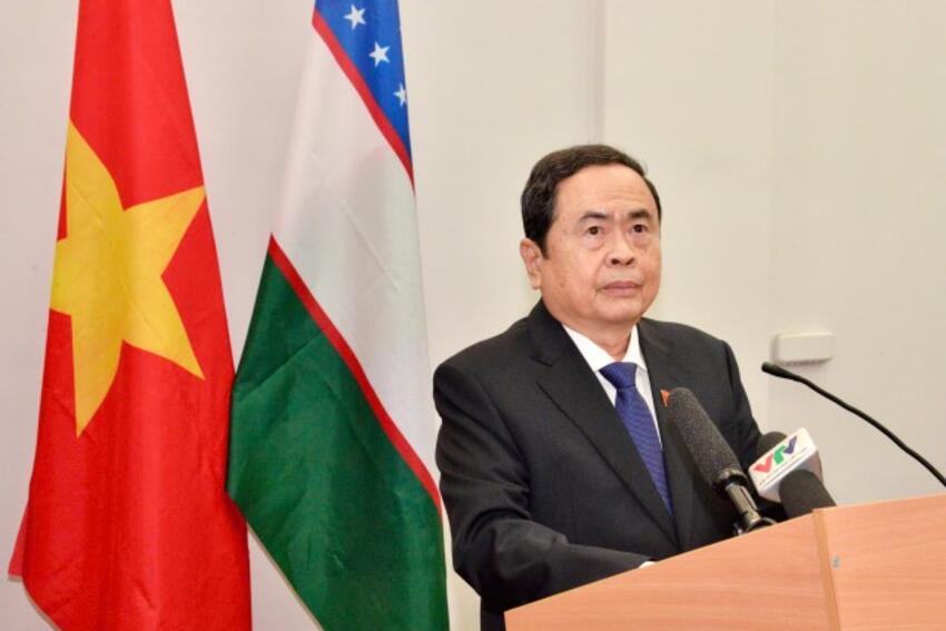 Chủ tịch Quốc hội Trần Thanh Mẫn truyền lửa văn hóa Việt ở ngôi trường trăm năm tuổi tại Uzbekistan