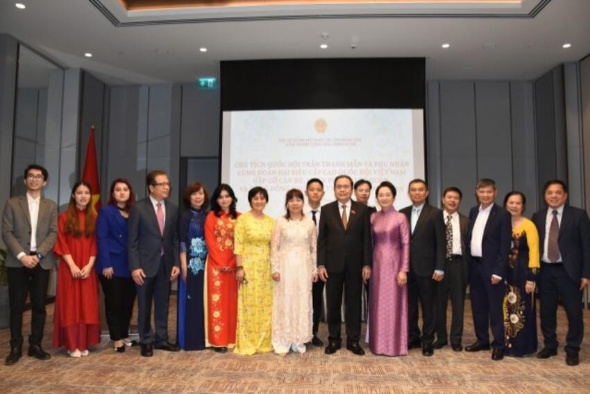 Chủ tịch Quốc hội và Phu nhân gặp mặt cán bộ, nhân viên Đại sứ quán và đại diện cộng đồng người Việt Nam tại Uzbekistan
