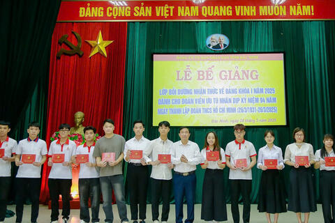 Bế giảng Lớp bồi dưỡng nhận thức về Đảng khóa I năm 2025