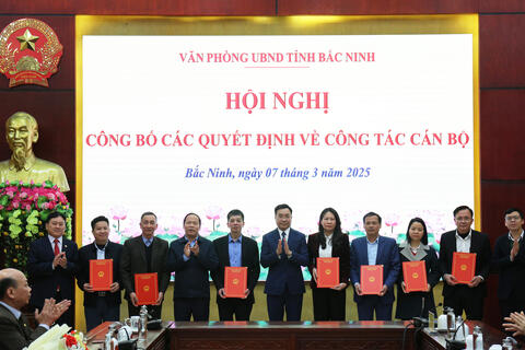 Văn phòng UBND tỉnh công bố các Quyết định về công tác cán bộ
