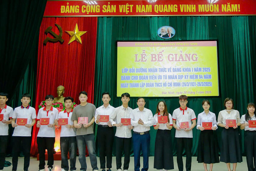 Bế giảng Lớp bồi dưỡng nhận thức về Đảng khóa I năm 2025