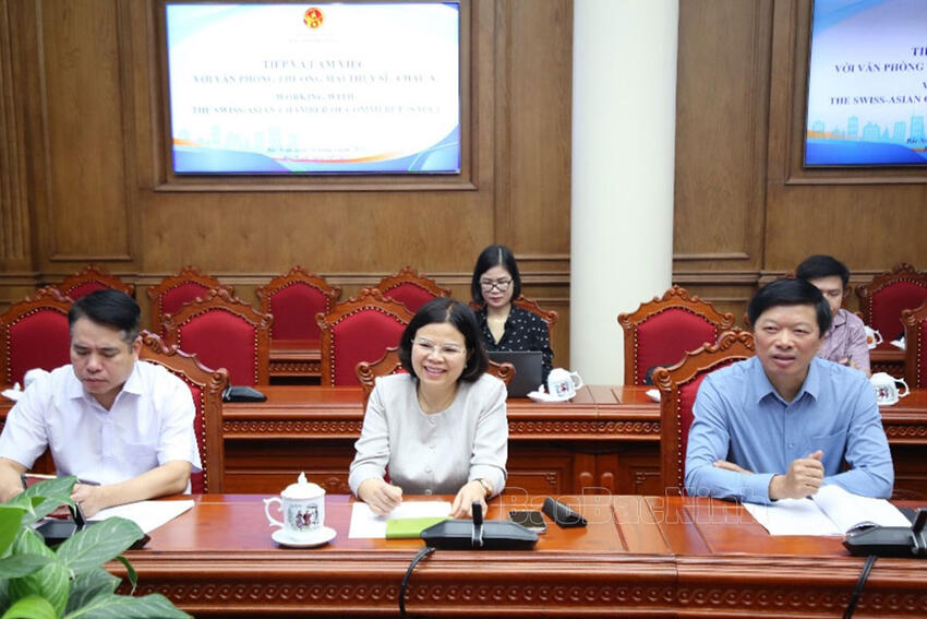 Phó Bí thư Thường trực Tỉnh ủy, Chủ tịch HĐND tỉnh Nguyễn Hương Giang tiếp Chủ tịch kiêm Tổng giám đốc Phòng thương mại Thuỵ Sĩ Châu Á