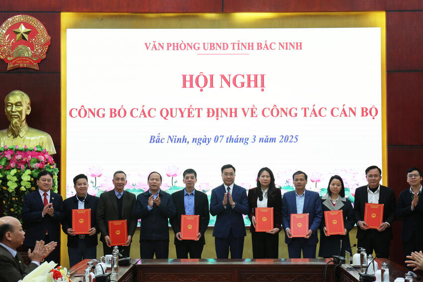 Văn phòng UBND tỉnh công bố các Quyết định về công tác cán bộ
