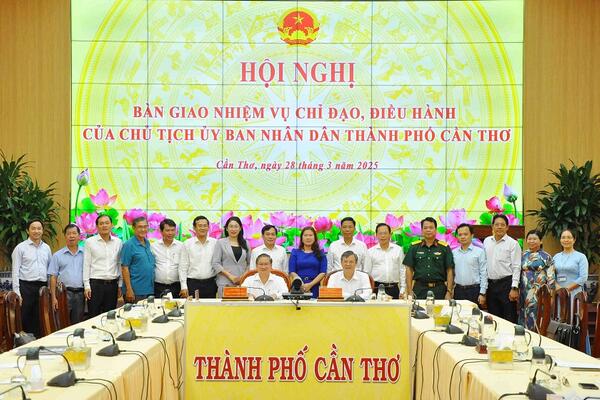 Bàn giao nhiệm vụ chỉ đạo, điều hành của Chủ tịch UBND thành phố Cần Thơ