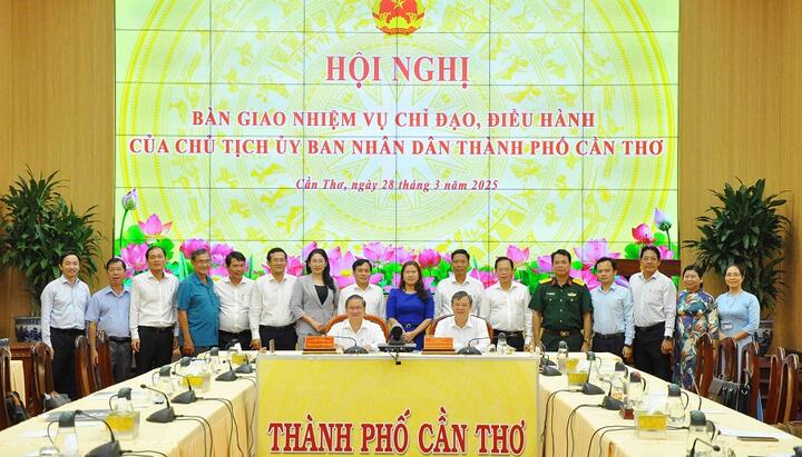 Bàn giao nhiệm vụ chỉ đạo, điều hành của Chủ tịch UBND thành phố Cần Thơ