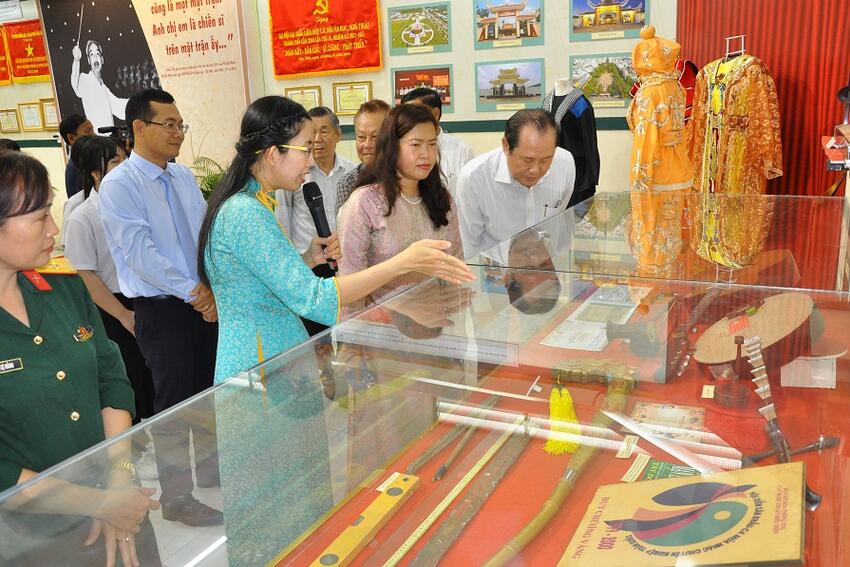Khai mạc trưng bày chuyên đề và triển lãm ảnh “Văn học, nghệ thuật Cần Thơ chặng đường 50 năm (1975 - 2025)”