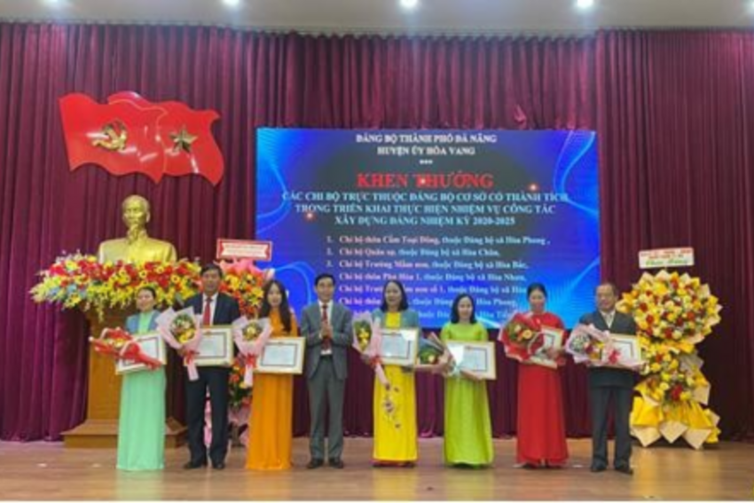 Chi bộ thôn Cẩm Nê thi đua hoàn thành xuất sắc nhiệm vụ 05 năm liền (2020 - 2024)