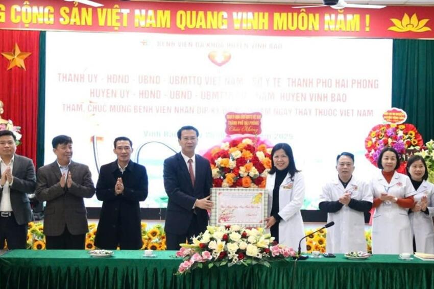 Thăm, chúc mừng các y, bác sĩ nhân kỷ niệm 70 năm Ngày Thầy thuốc Việt Nam