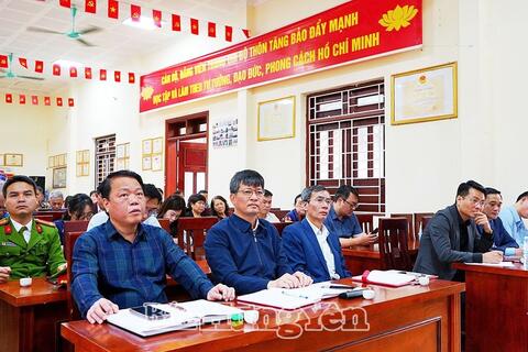 Đồng chí Phó Chủ tịch Thường trực HĐND tỉnh Lê Xuân Tiến dự sinh hoạt Chi bộ thôn Tăng Bảo