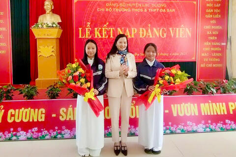 Lạc Dương: 3 học sinh đầu tiên được kết nạp Đảng
