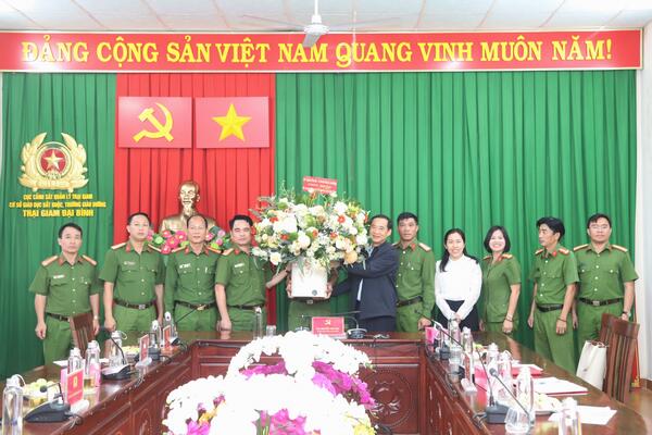 Quyền Bí thư Tỉnh ủy Lâm Đồng Nguyễn Thái Học thăm, chúc mừng Trại Giam Đại Bình nhân kỷ niệm 50 năm thành lập