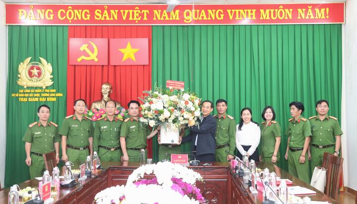 Quyền Bí thư Tỉnh ủy Lâm Đồng Nguyễn Thái Học thăm, chúc mừng Trại Giam Đại Bình nhân kỷ niệm 50 năm thành lập