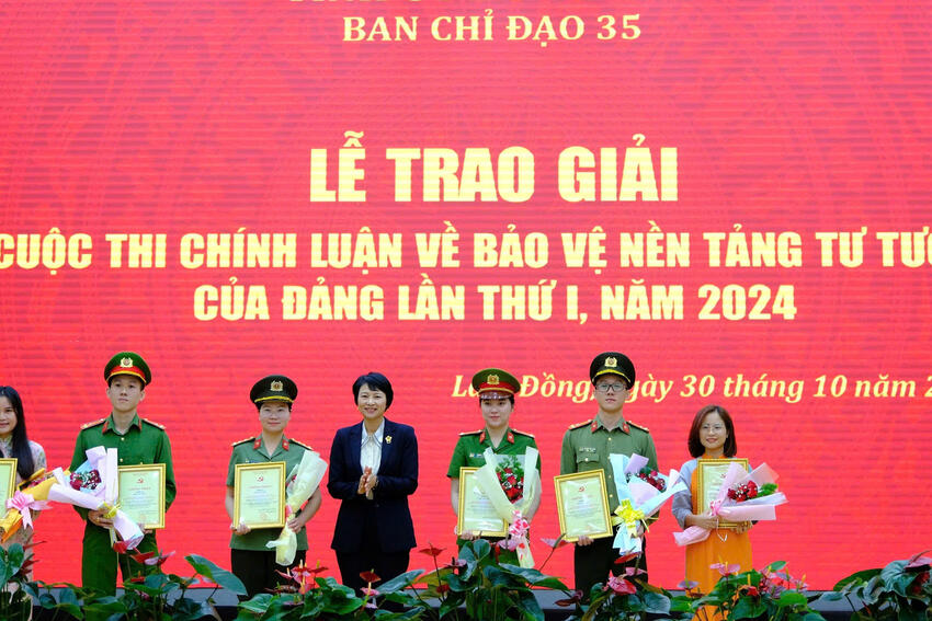 Phát huy sức mạnh tổng hợp trong bảo vệ nền tảng tư tưởng của Đảng