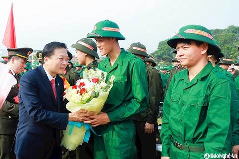 Chủ tịch UBND tỉnh Nghệ An động viên thanh niên Nam Đàn lên đường nhập ngũ
