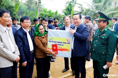 Bí thư Tỉnh ủy Nghệ An kiểm tra tiến độ xây dựng, sửa chữa nhà ở cho người có công, hộ nghèo ở huyện Quế Phong