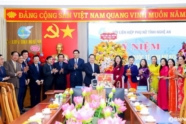 Thường trực Tỉnh ủy Nghệ An chúc mừng Hội Liên hiệp Phụ nữ tỉnh