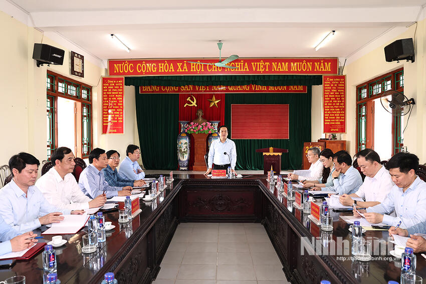 Các đồng chí lãnh đạo UBND tỉnh kiểm tra tiến độ thực hiện chương trình xóa nhà tạm, nhà dột nát tại huyện Kim Sơn, Gia Viễn