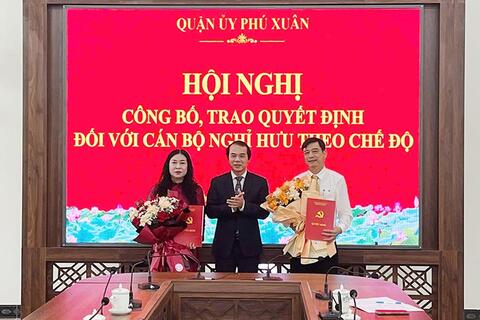 Phú Xuân: Công bố và trao quyết định nghỉ hưu theo chế độ