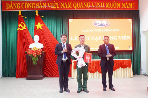 Phú Vang: Lễ kết nạp Đảng thanh niên lên đường nhập ngũ 2025