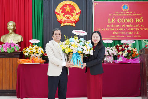 Phong Điền: Thường trực Huyện ủy dự lễ công bố quyết định điều động bổ nhiệm Chánh án Tòa án nhân dân huyện