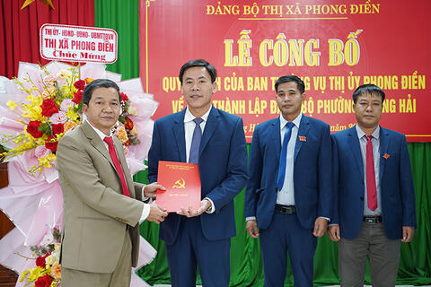 Phong Điền: Thường trực Thị ủy dự lễ công bố quyết định thành lập Đảng bộ phường Phong Hải