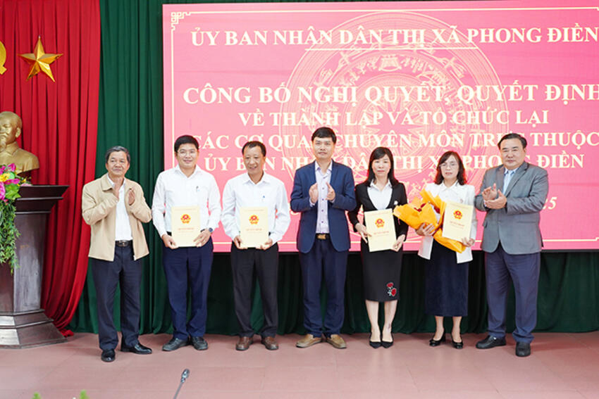 Phong Điền: Thường trực Thị ủy dự lễ công bố Nghị quyết, Quyết định về thành lập và tổ chức lại các cơ quan chuyên môn trực thuộc UBND thị xã