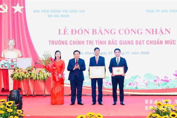 Trường Chính trị tỉnh Bắc Giang đón Bằng công nhận đạt chuẩn mức 1
