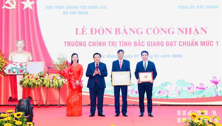 Trường Chính trị tỉnh Bắc Giang đón Bằng công nhận đạt chuẩn mức 1