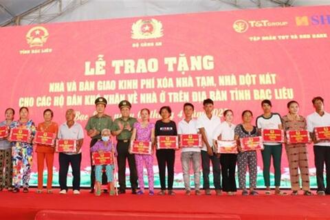 Bộ Công an trao tặng và bàn giao kinh phí xây dựng 700 căn nhà cho hộ nghèo tại Bạc Liêu