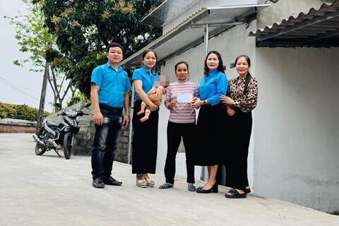 Công đoàn tặng quà con đỡ đầu có hoàn cảnh khó khăn