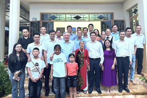 Phó Thủ tướng thường trực Nguyễn Hòa Bình thăm, tặng quà Bà Mẹ Việt Nam Anh hùng tại tỉnh Đắk Lắk