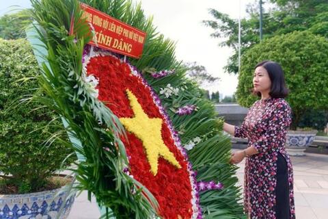 Chủ tịch Hội LHPN Việt Nam Nguyễn Thị Tuyến dâng hương tại Nghĩa trang TP. HCM