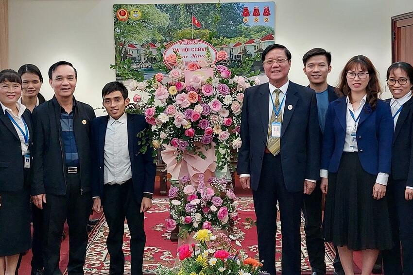 T.Ư Hội CCB Việt Nam thăm, chúc mừng Làng Hữu nghị nhân ngày Thầy thuốc Việt Nam