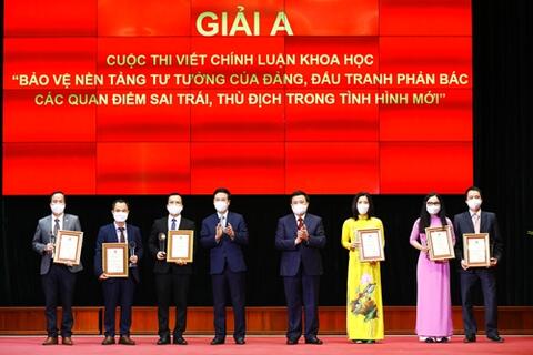 Trao giải cuộc thi viết chính luận khoa học về bảo vệ nền tảng tư tưởng của Đảng
