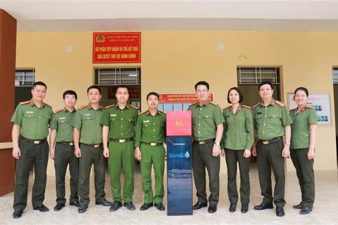 Thăm hỏi, động viên cán bộ được điều động về Công an xã biên giới tại Lạng Sơn
